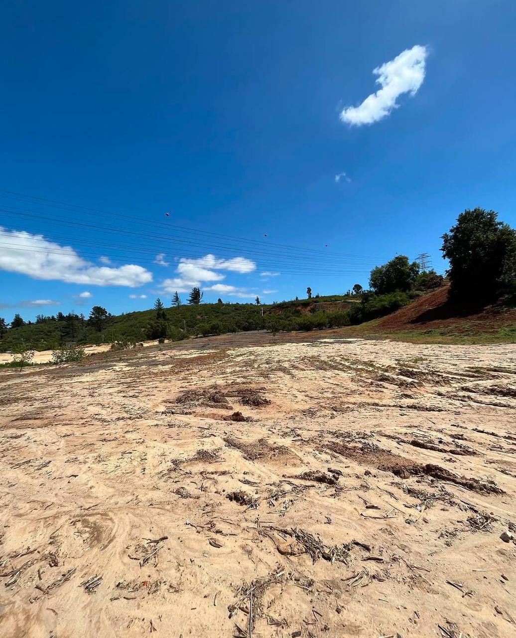 Terreno limpio y área de trabajo en Altos del Mar